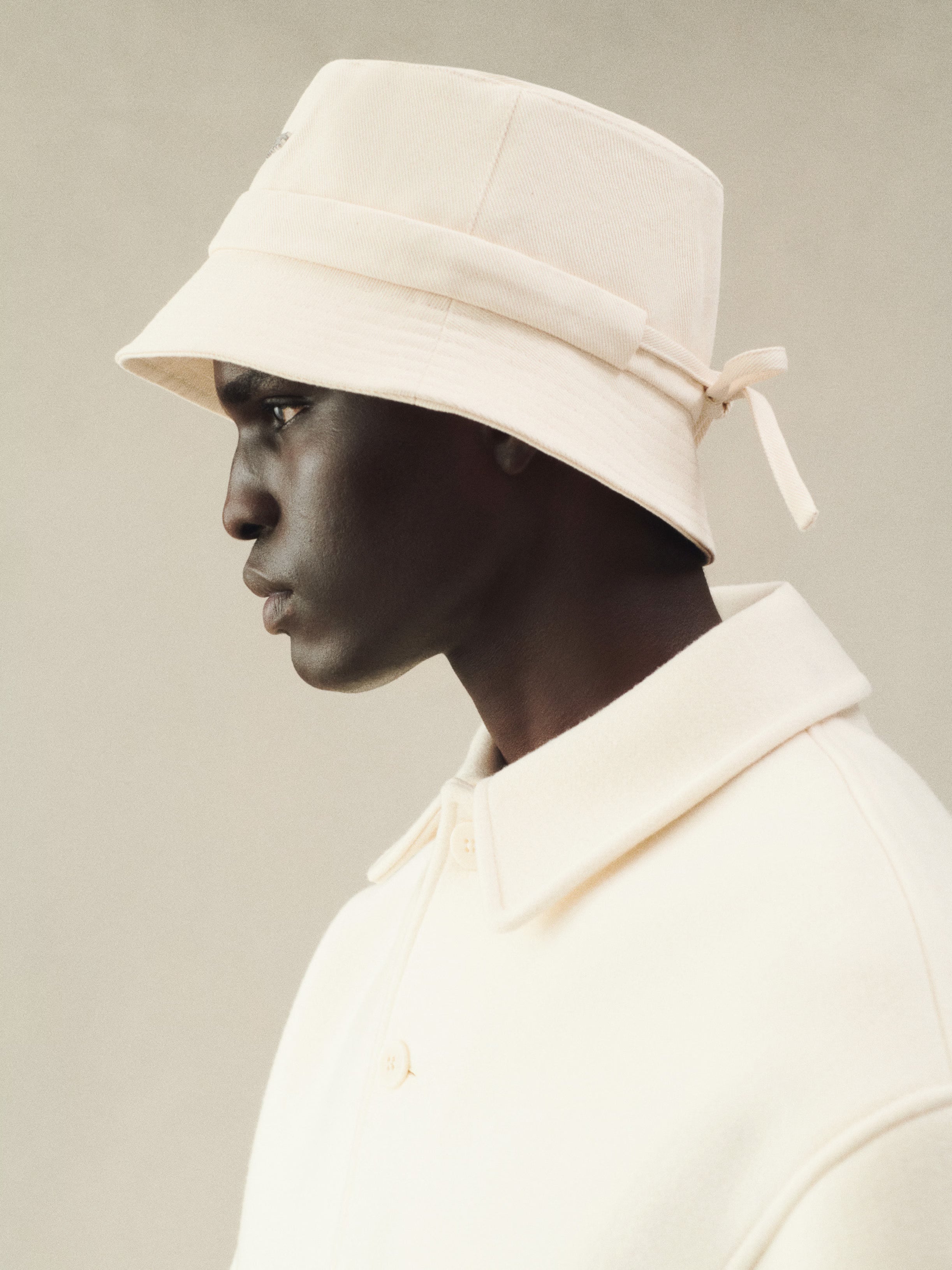 JACQUEMUS Unisex The Gadjo Bucket Hat- : Off-White – Kanadadan Kapına JACQUEMUS Unisex The Gadjo Bucket Hat- : Off-White – Kanadadan Kapına