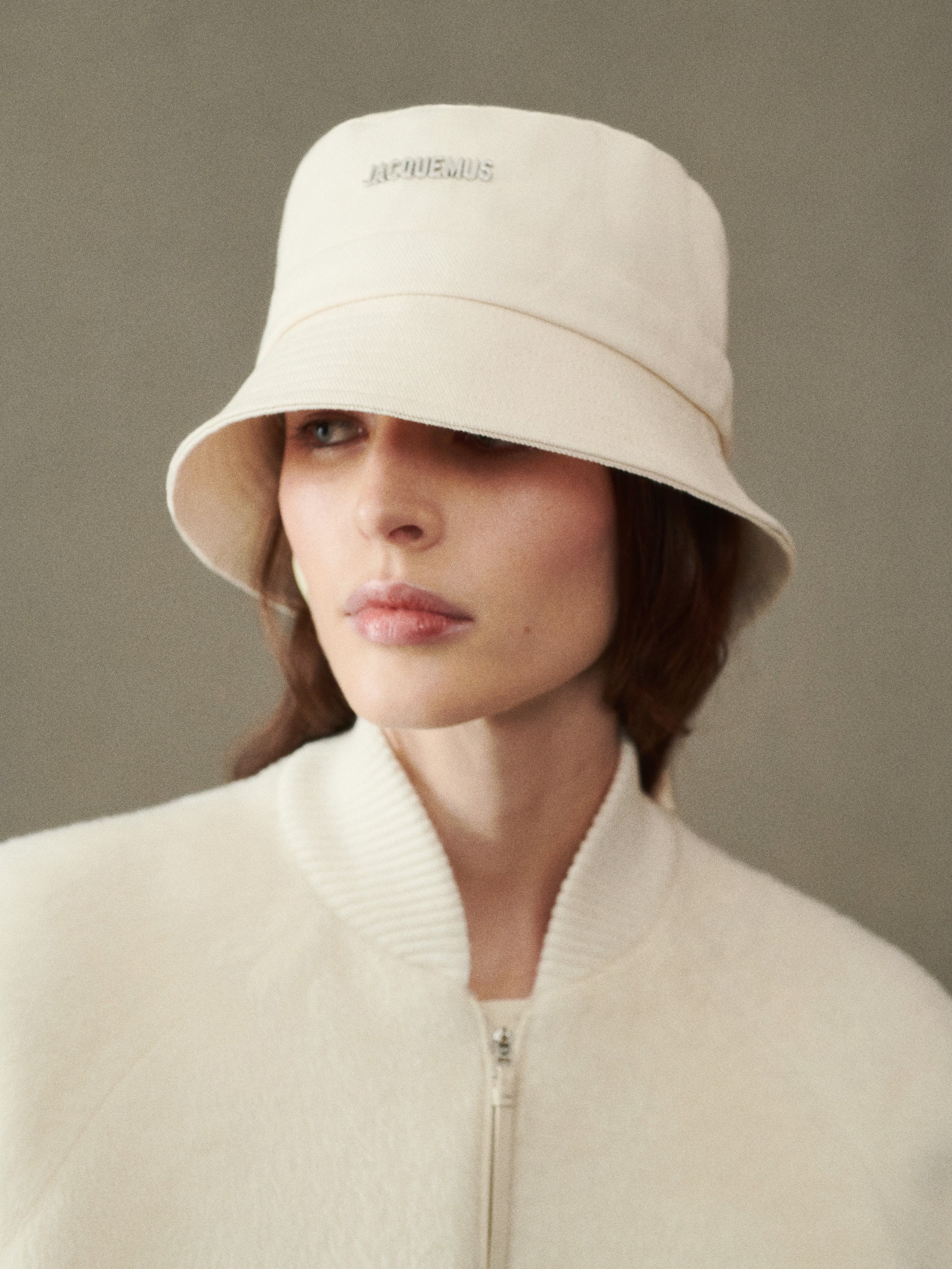 JACQUEMUS Unisex The Gadjo Bucket Hat- : Off-White – Kanadadan Kapına