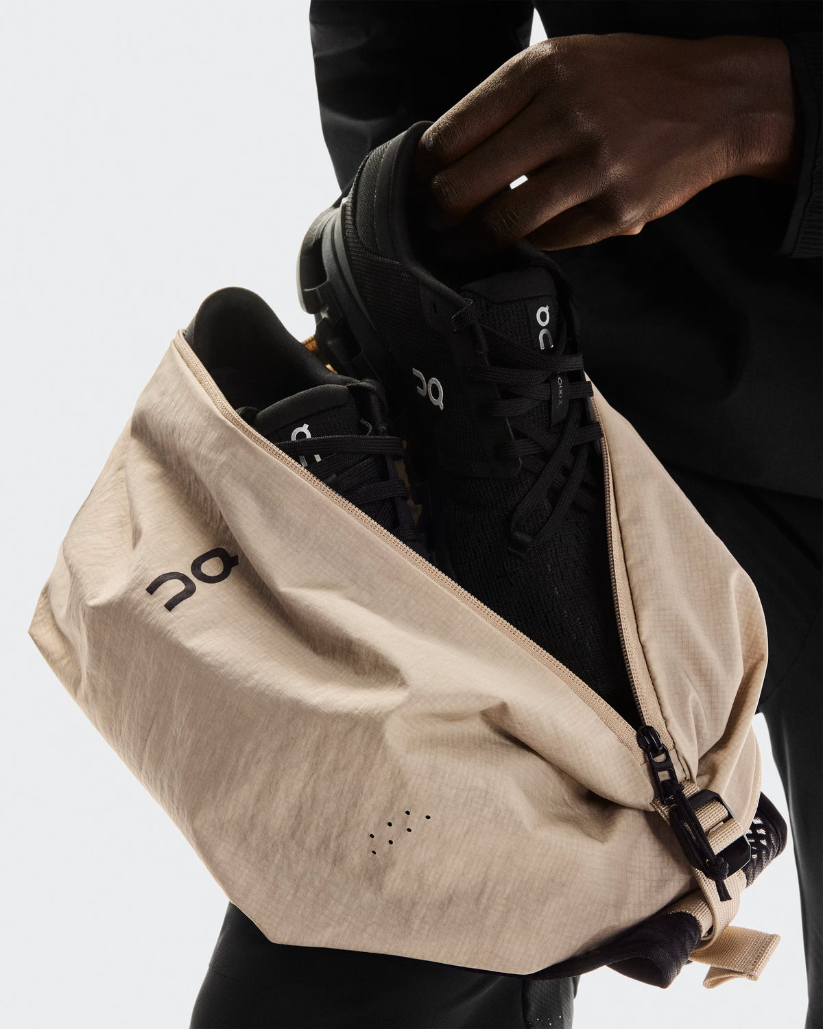 On Sling Pack 9L  -  Sand | Black