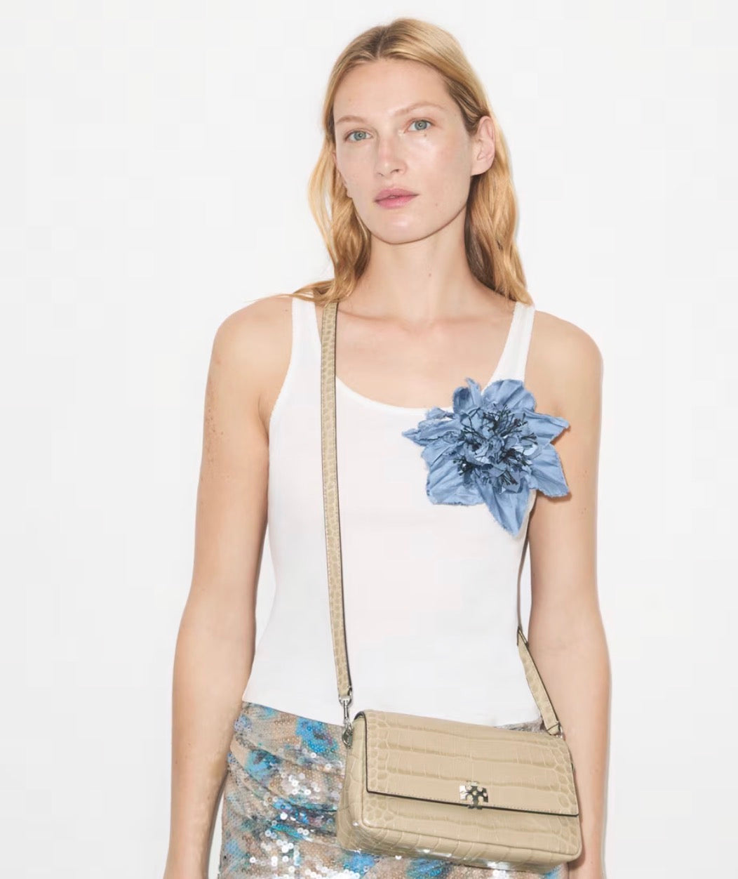 TORY BURCH SMALL CHARLIE CROC-EMBOSSED SHOULDER BAG  - light hickory