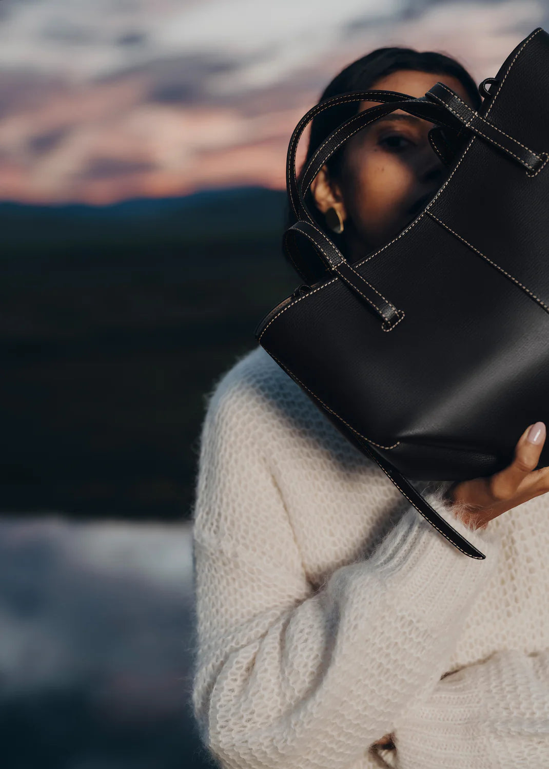 Polène Cyme Mini EDITION TEXTURED BLACK WITH ECRU STITCHING Polène Cyme Mini EDITION TEXTURED BLACK WITH ECRU STITCHING