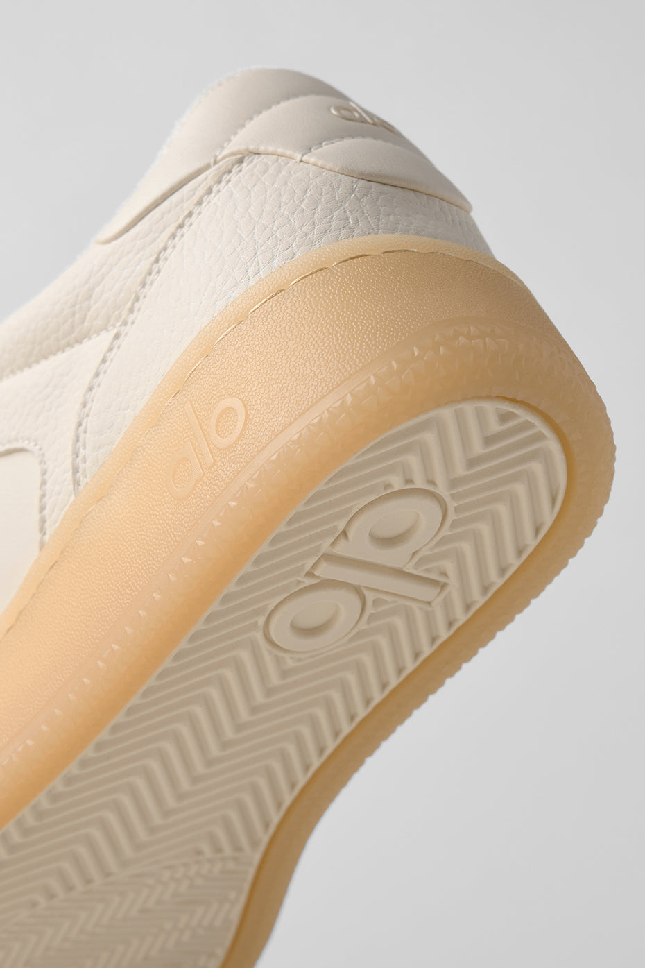 Alo Yoga Alo Recovery Mode Sneaker  -  Clay