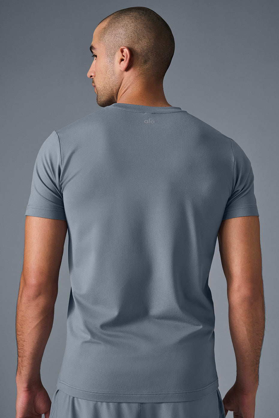 Alo Yoga Men's Conquer Reform Crewneck Short Sleeve - Steel Grey