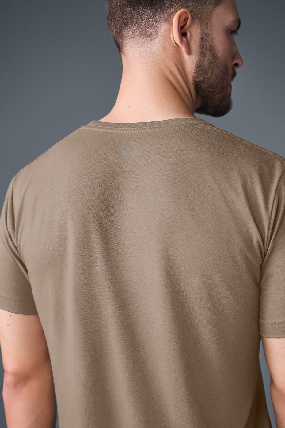 Alo Yoga Men's Triumph Tee - Gravel