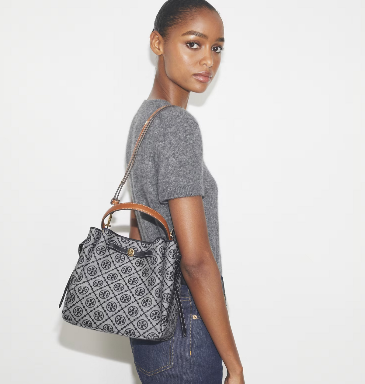 TORY BURCH ROMY T MONOGRAM BUCKET BAG - TORY NAVY