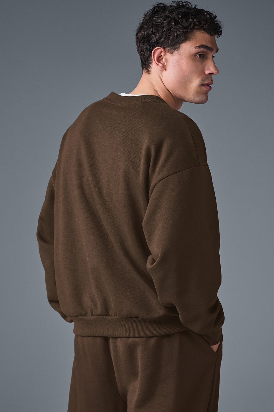 Alo Yoga Men's Accolade Crew Neck Pullover - Espresso