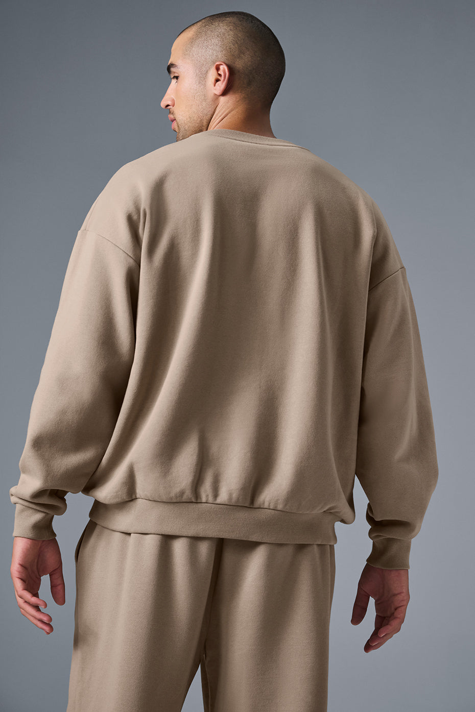 Alo Yoga Men's Accolade Crew Neck Pullover - Gravel