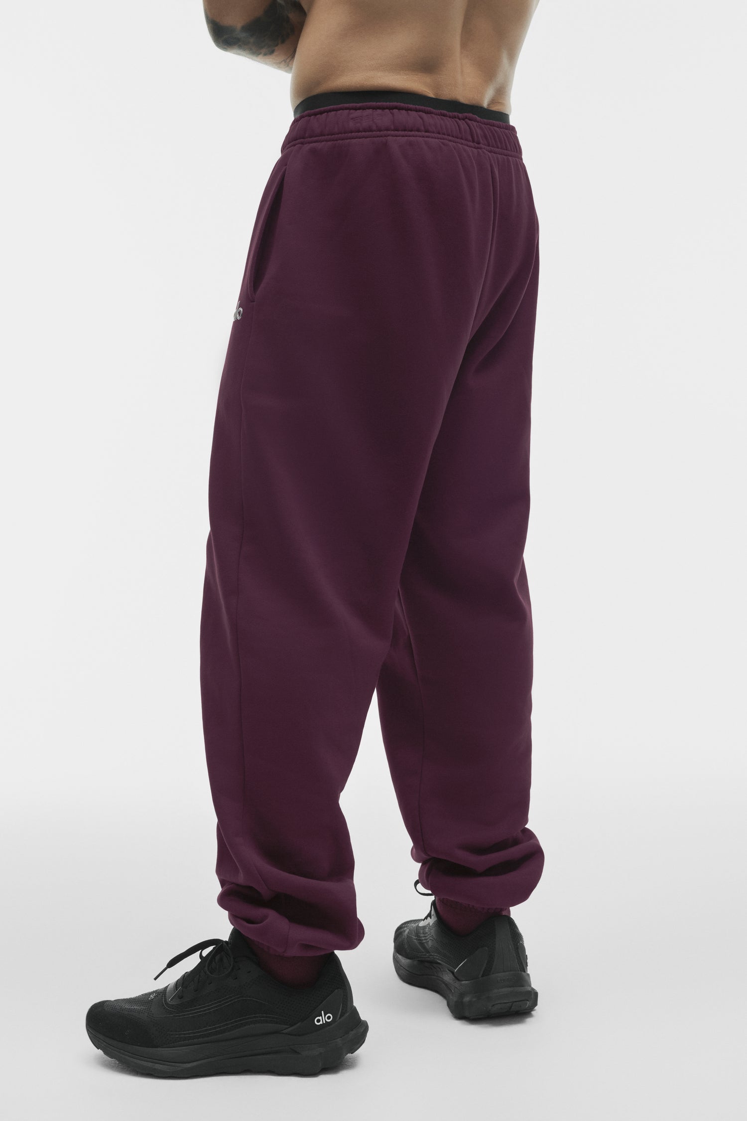 Alo Yoga Men  Accolade Sweatpant  -Rich Bordeaux