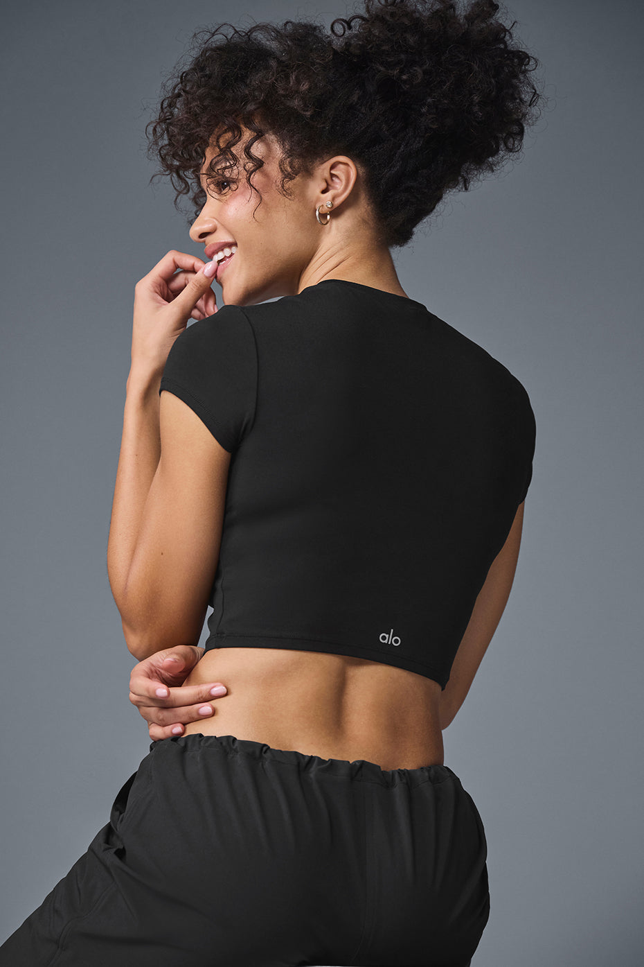 ヨガ・ピラティス Alosoft Crop Finesse Short Sleeve Alo Yoga Alosoft Crop Finesse Short Sleeve - Black – Kanadadan Kapına
