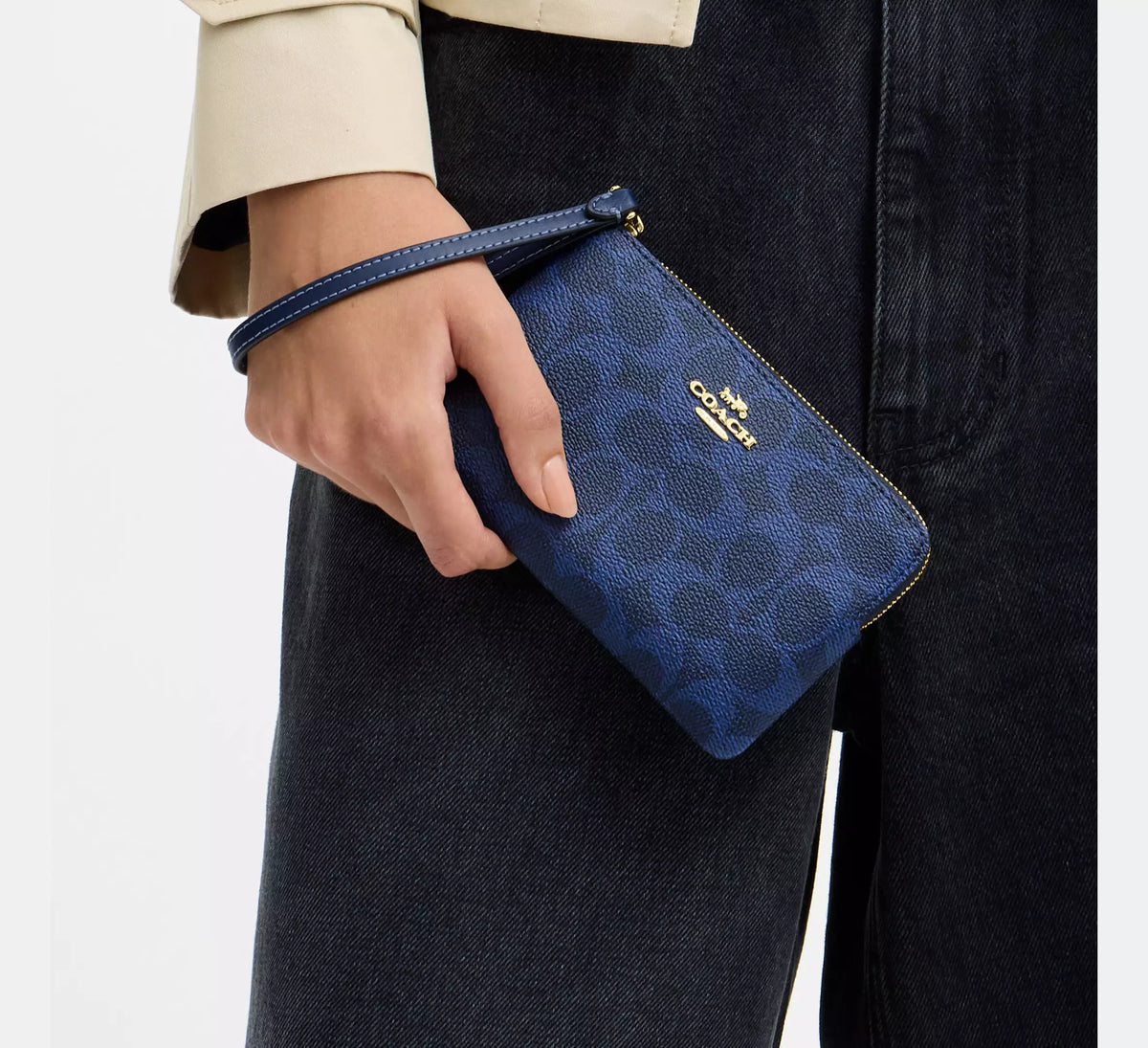 Coach Corner Zip Wristlet In Signature - Gold/Navy