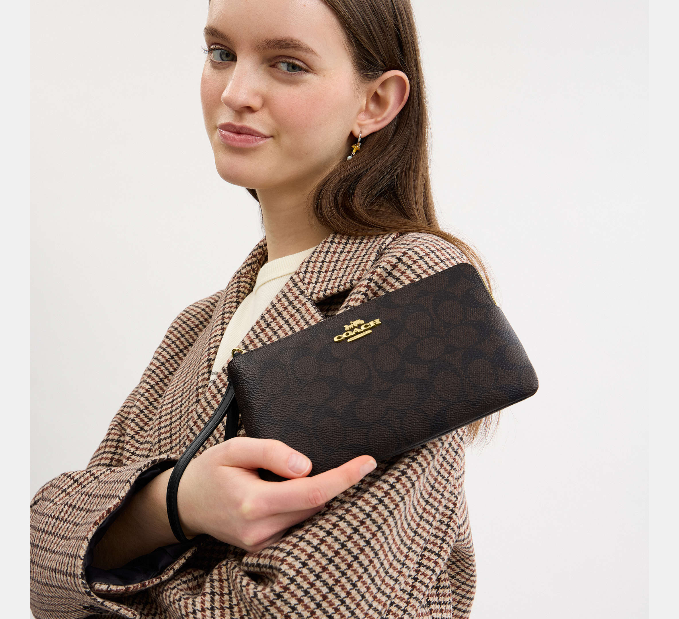 カテン Coach Large Corner Zip Wristlet In Signature - Gold/Walnut/Black