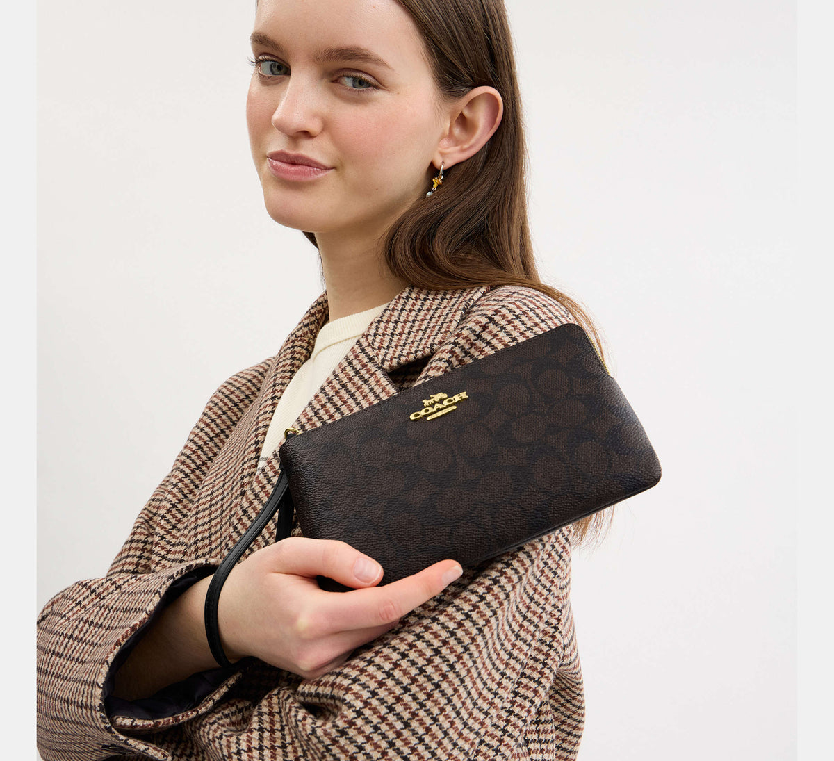 Coach Large Corner Zip Wristlet In Signature - Gold/Walnut/Black