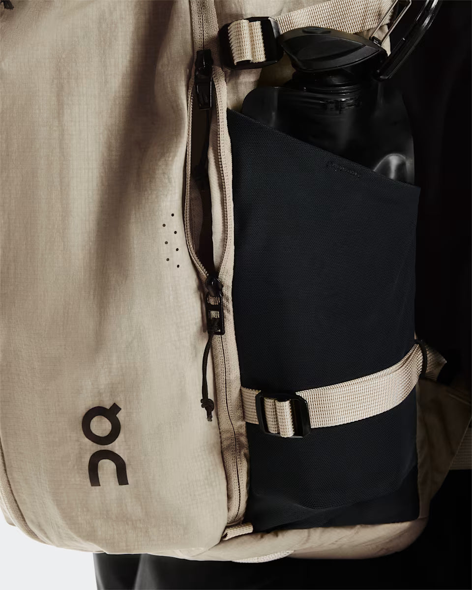On Speed Pack 30L  -  Sand | Black