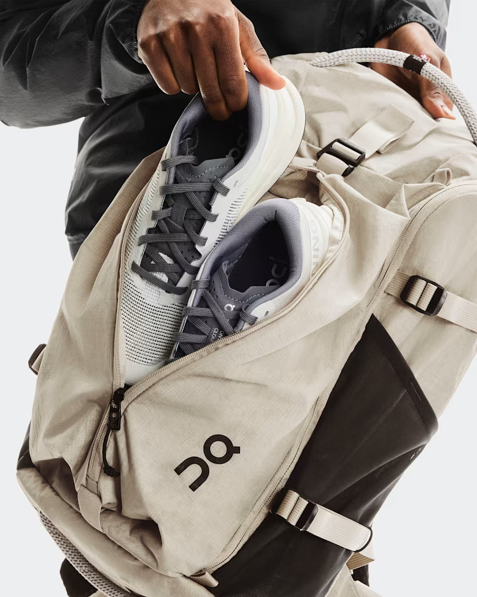 On Speed Pack 30L  -  Sand | Black